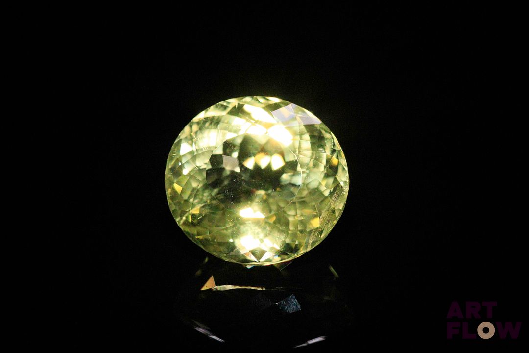 Important quartz «Lemon» ovale. Jolie couleur. 15.67 cts. 16.8mm x 15.5mm