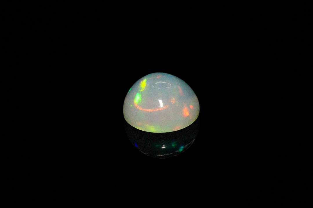 Opale blanche cabochon rond. Beaux éclats de couleur. 1.88 ct. 9.5mm