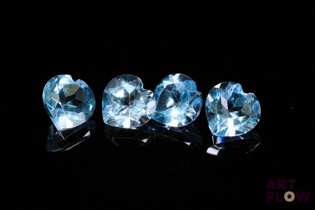 Quatre topazes bleues coeurs. 6.28 cts. Dims. moy.: 7.0mm x 7.0mm