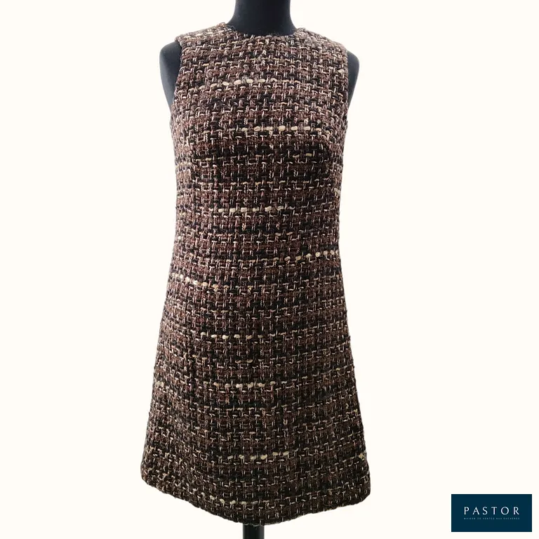 DOLCE & GABBANA. Robe courte en tweed de laine mélangée dans les tons de beige, noir et marron, doublure en soie chocolat, fermeture zippée au dos, T.38. NEUVE avec étiquette