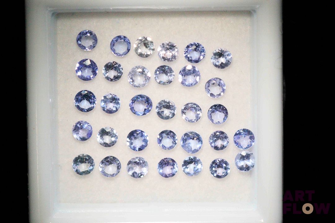 Trente-deux tanzanites rondes. Probablement Tanzanie, VS, VVS. 2.01 cts. Diam. moy.: 2.5mm