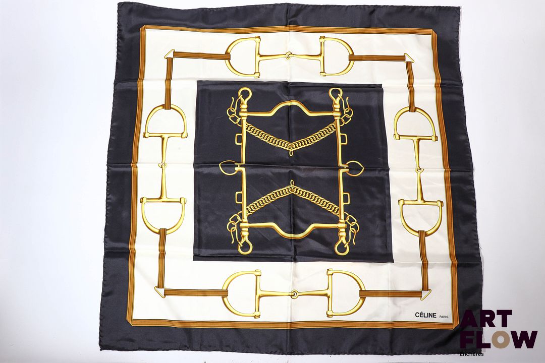 CELINE Paris Carré de soie à imprimé à décor de mors à chevaux sur fond noir et crème. Dim. : 85 x 85 cm Petites tâches et fils tirés