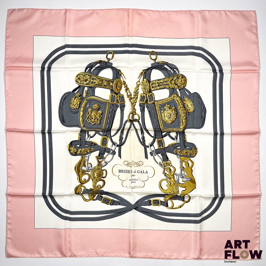 HERMES Modèle "Brides de gala" Carré en twill de soie sur fond blanc et bordure rose pâle. 90 x 90 cm. Dans sa boîte d'origine. Bon état général malgré quelques très légers défauts.