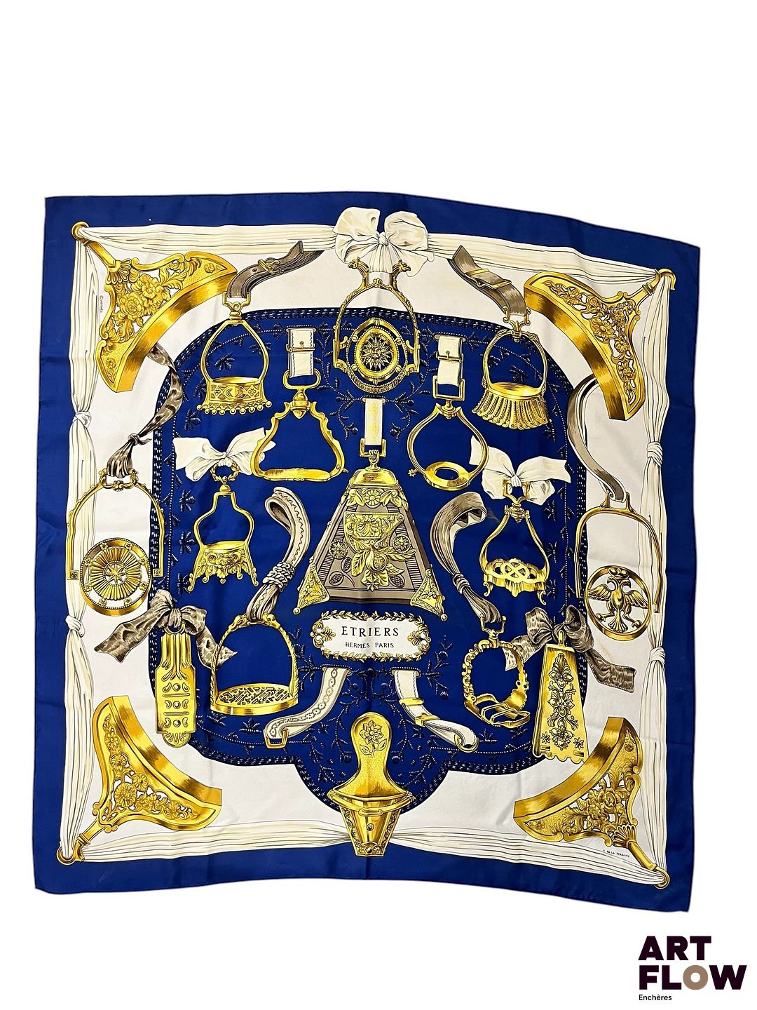 HERMÈS Paris Carré en twill de soie "Étriers" 90 x 90 cm dans sa boîte. Petites traces et tâches.