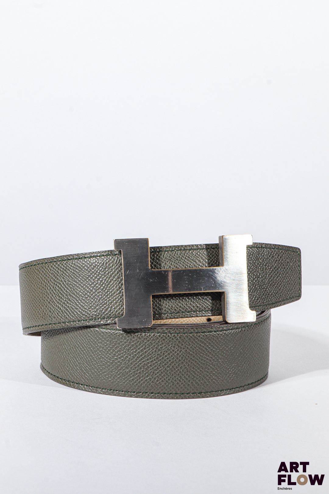 HERMÈS Ceinture en cuir Epsom kaki, boucle reprenant le monogramme de la marque en métal argenté brossé Longueur : 124 cm