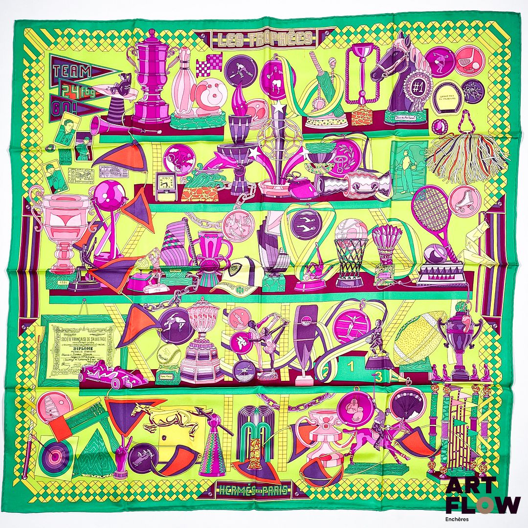 HERMES Modèle "Les trophées" Carré en twill de soie dessiné par Pierre Marie. 90 x 90 cm Dans ses plis d'origine Très bon état général malgré quelques infimes défauts (petites tâches, traces)