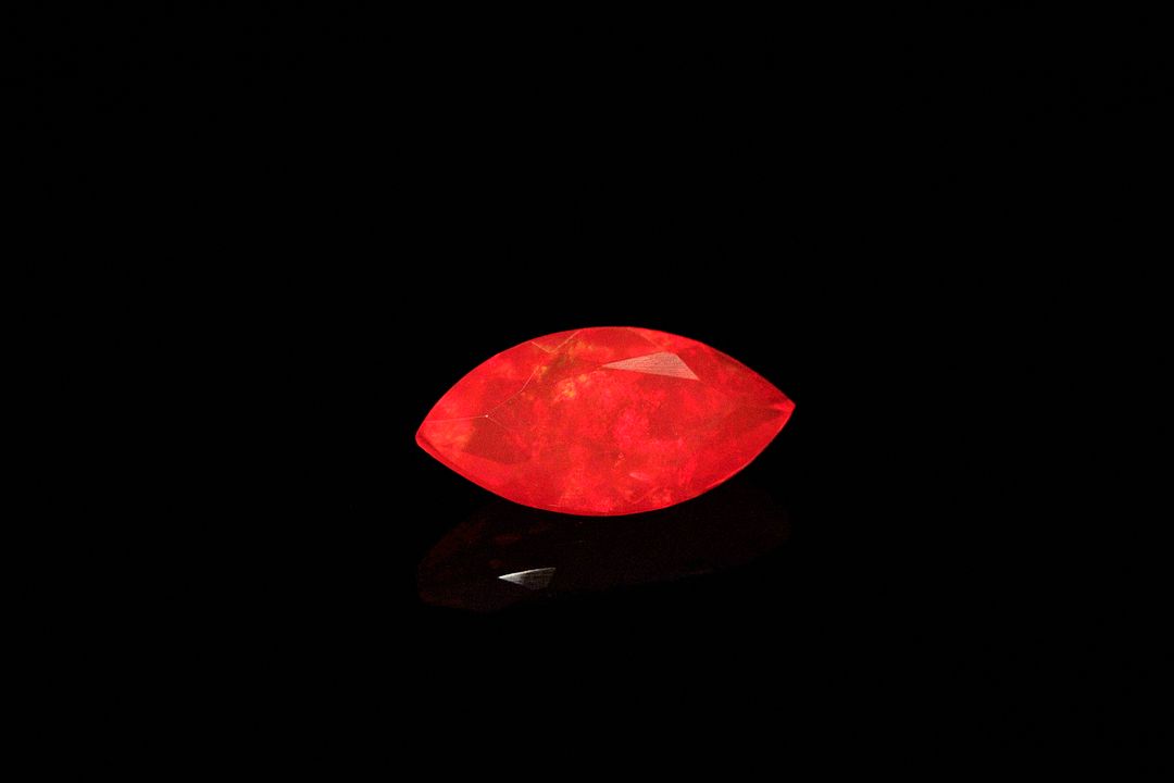 Opale de feu marquise. Beaux éclats de couleur. 1.10 ct. 12.0mm x 6.0mm