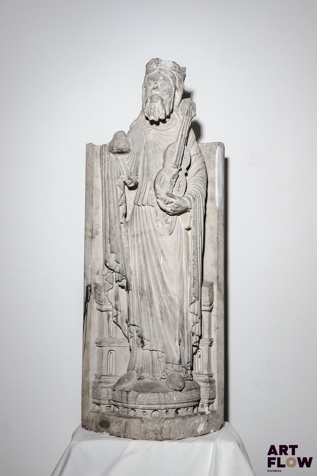 Jean Pouzadoux (1829 - 1893) Moulage en plâtre de l'un des Vieillards de l'Apocalypse, tenant une vielle à trois cordes, du Portail royal de la Cathédrale de Chartres. H 117 cm Petits accidents, légères fissures et frottements.