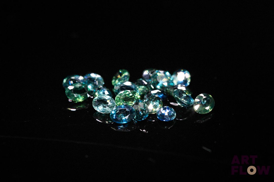 Vingt saphirs bleus verts ovales. 4.58 cts. Dims. moy.: 4.0mm x 3.0mm