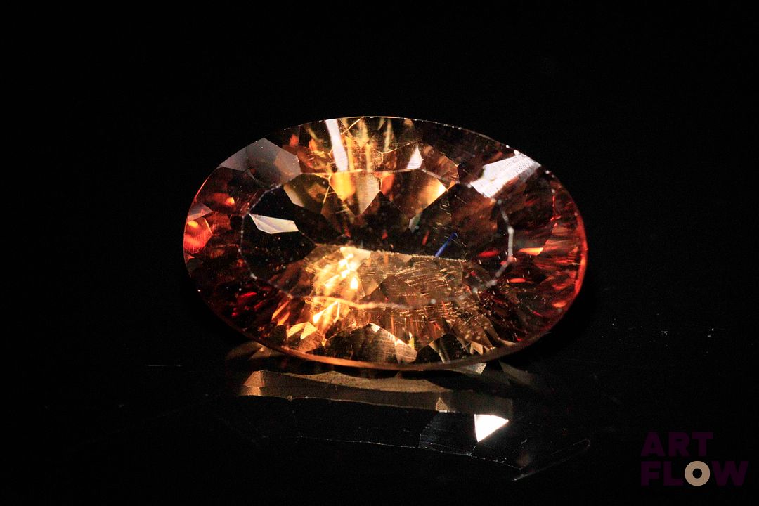 Importante topaze impériale ovale. Très belle couleur, saturée. 20.95 cts. 21.5mm x 13.1mm