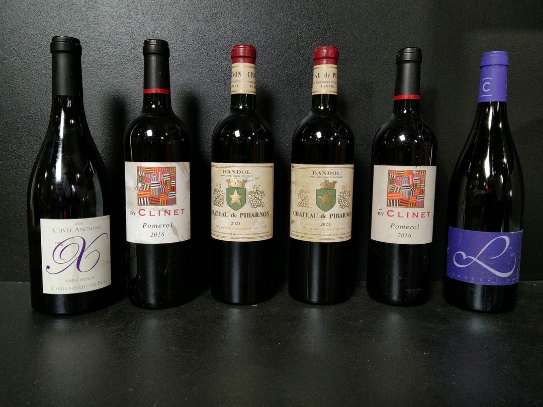 Lot de 6 bouteilles de vin rouge : 2 Château de Pibarnon Bandol 2021, 2 By Clinet Pomerol 2016, 1 Cuvée Anonyme Châteauneuf du Pape 2020, 1 Cuvée L Crozes-Hermitage 2024