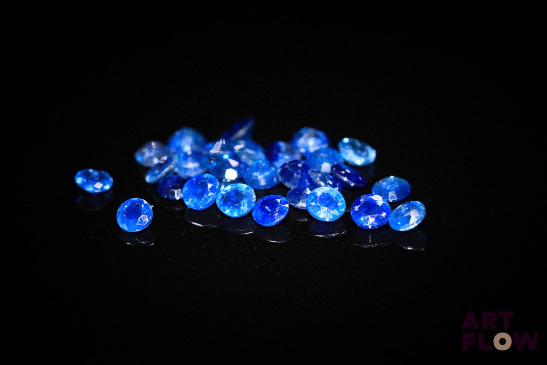 Vingt-huit saphirs ronds. 3.04 cts. Diam. moy.: 2.65mm