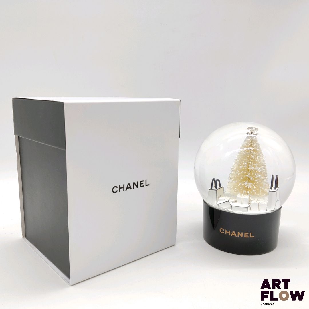 CHANEL - Boule à neige stylisant un sapin entouré de paquets cadeaux et shoppings bags griffés de la marque - H.12,5 cm - Dans sa boîte