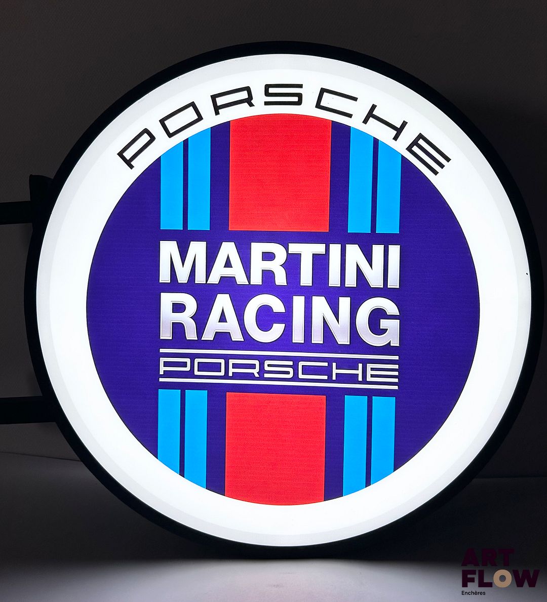 Enseigne lumineuse publicitaire Porsche Martini Racing. Diamètre : 42 cm Fonctionnelle - État général excellent. Fourni avec son alimentation murale.
