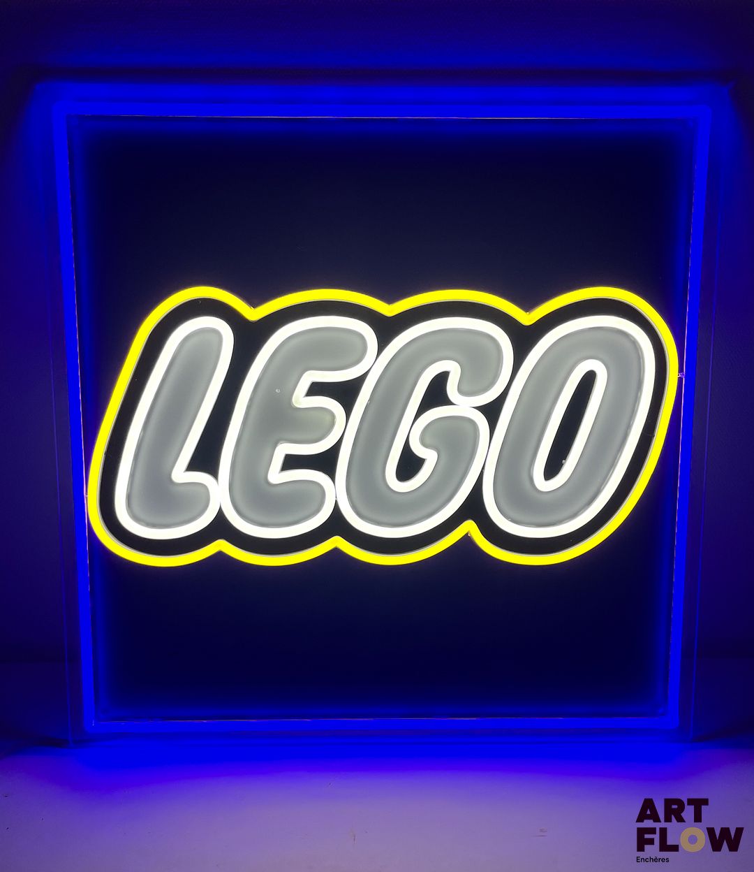 Enseigne lumineuse publicitaire sur plexiglas Lego. Dimensions : 50 x 50 cm Fonctionnelle - État général excellent. Fourni avec son alimentation murale.