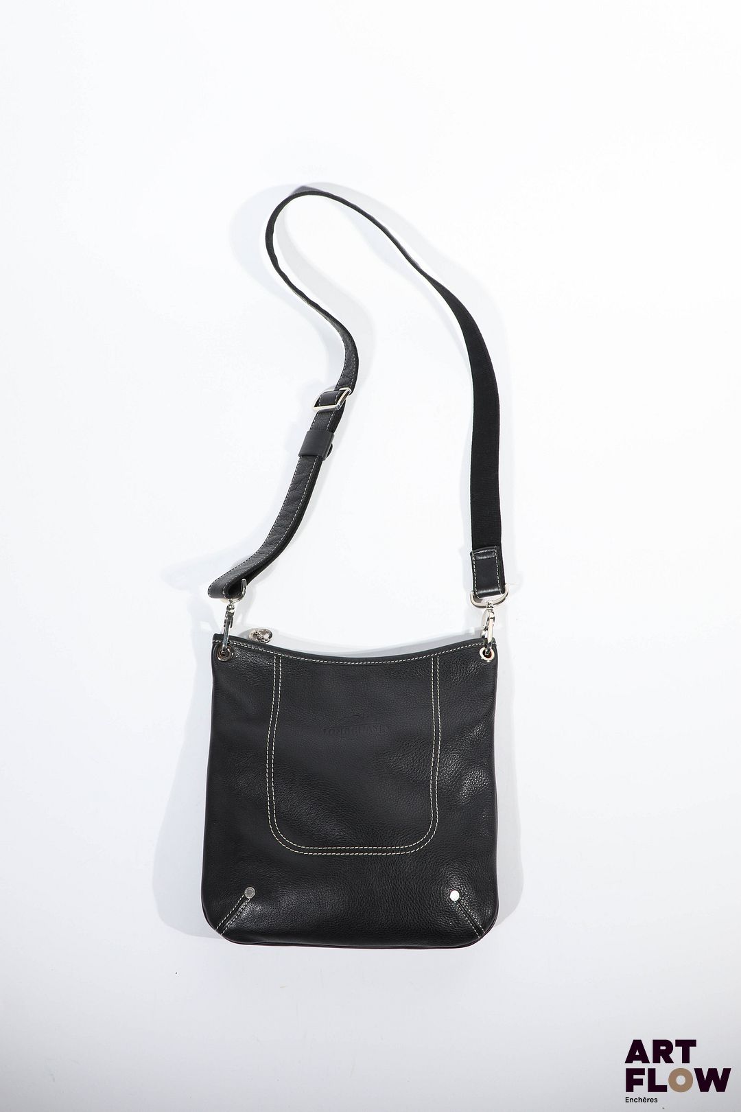 LONGCHAMP Sac bandoulière en cuir grainé noir, ouverture zippée. Signé Dimensions : 27 x 25 cm Dans son dustbag Etat neuf