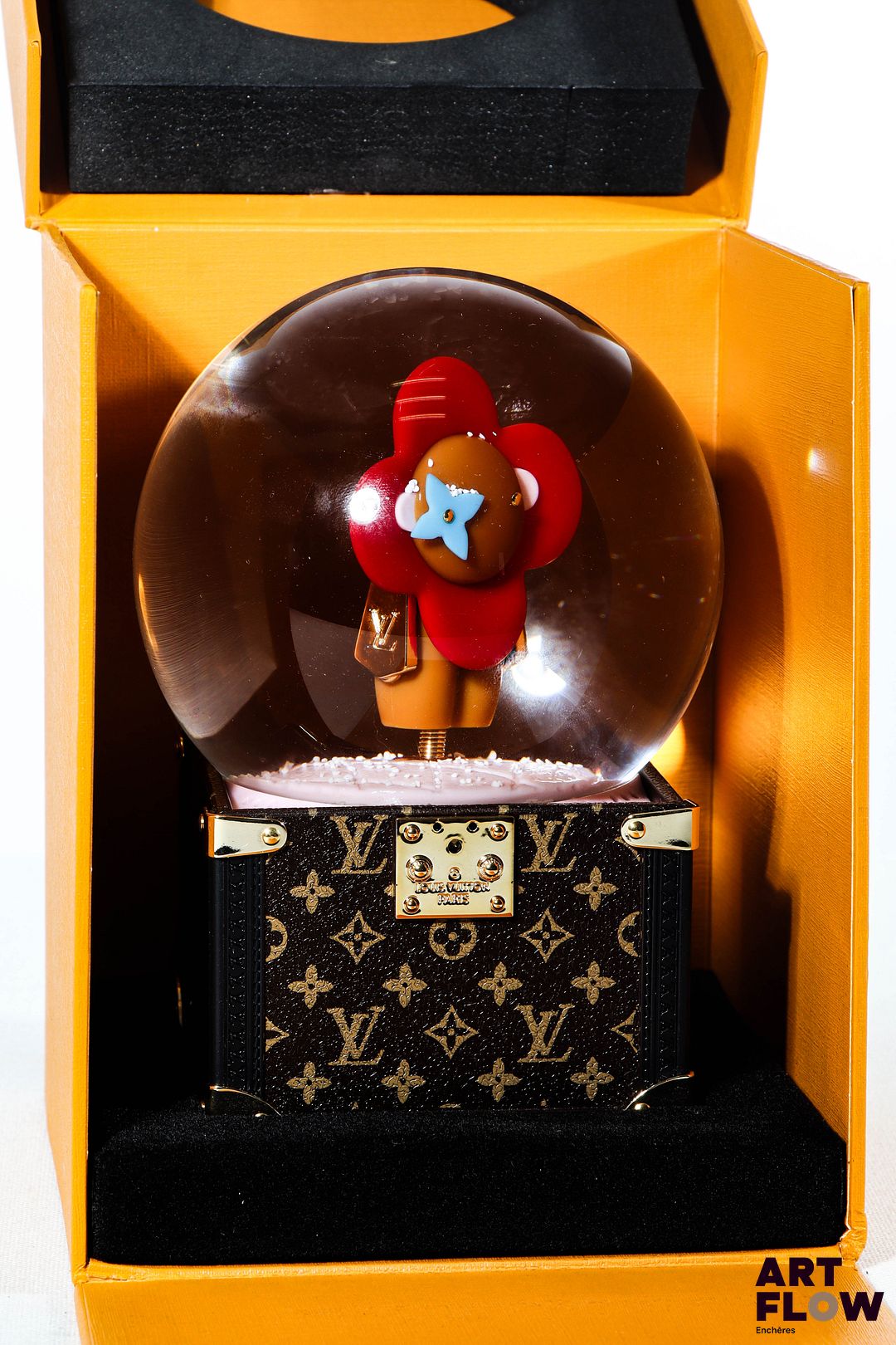 LOUIS VUITTON Modèle Vivienne Boule à neige faisant office de boîte à musique. Édition limitée offerte aux clients VIP. Fonctionnelle. Hauteur : 15 cm environ Dans sa boîte d'origine. État comme neuf.