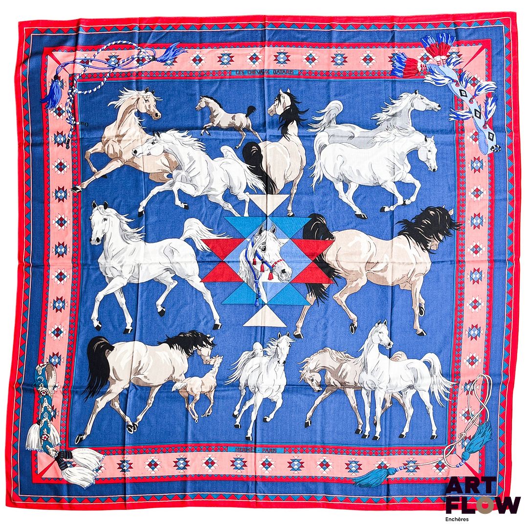 HERMES "Les chevaux Qataris" Grande étole en cachemire et soie, modèle dessiné par Hubert de Watrigant. 140 X 140 cm Edition circa 2015