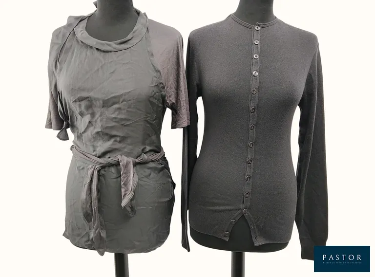 LEMAIRE. Lot composé d'un tee-shirt manches courtes en soie anthracite, noeuds ajustables, T.S, et d'un top à boutonner manches longues en laine noire, T.S. NEUFS avec étiquettes - TVA Récupérable