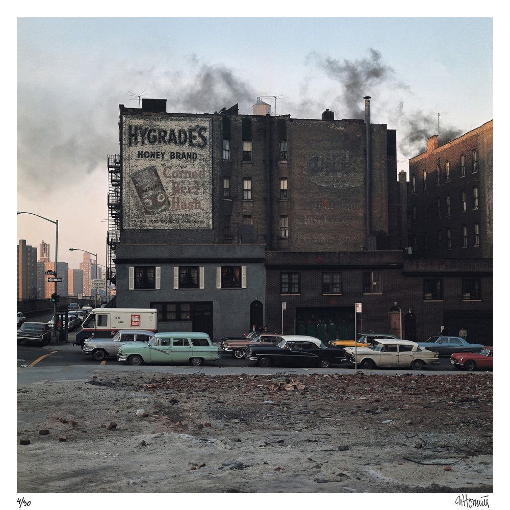 Michel HOSSZU Hygrades – New York 1964, 2019 Tirage pigmentaire sur papier fine art Fabriano Ref : Tintoretto Neve 240g Epreuve signée et numérotée par l&rsquo;artiste. Numérotation aléatoire entre 1 et 30/30. La numérotation peut différée de la photo Dimensions : 50 x 50 cm Édition limitée – 30 exemplaires Excellent état, Jamais encadrée Expédition obligatoire, jusqu&rsquo;à 5 Lithographies dans votre colis pour 14,76€ TTC en France Métropolitaine, et 29,64€ TTC pour l&rsquo;Europe