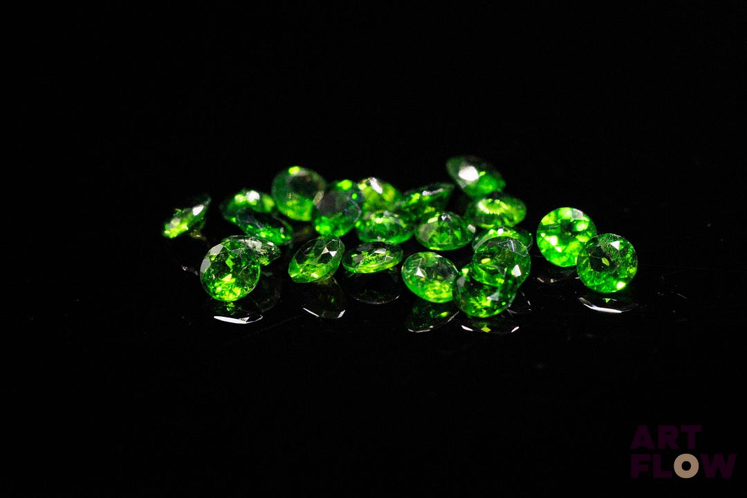 Vingt et un diopsides chromées rondes. Non chauffée. 3.68 cts. Diam. moy.: 3.6mm