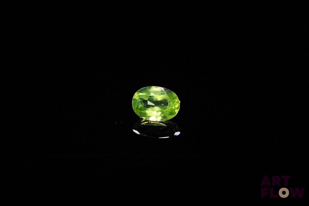 Péridot ovale. Jolie couleur, VVS, non chauffé. 0.97 ct. 7.0mm x 5.0mm