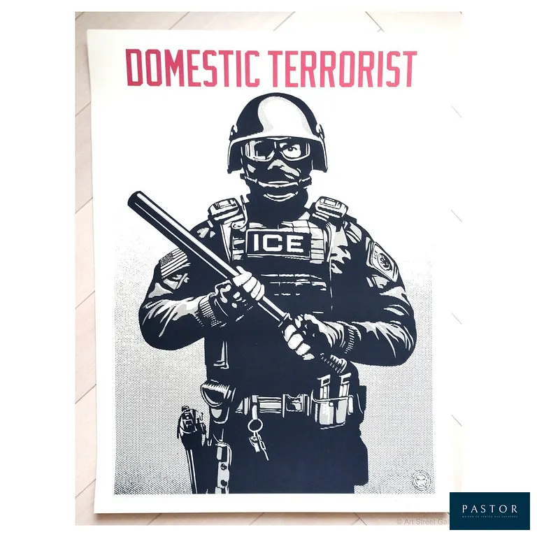Shepard Fairey (Obey)
Projection Mirror: Domestic Terrorist
Année 2026

Sérigraphie sur papier crème Speckletone.
Signée par Shepard Fairey.
Édition limitée et numérotée à 300 exemplaires.
Dimensions: 61 x 46 cm


Expédition obligatoire, jusqu'à 5 Lithographies dans votre colis pour 14,76€ TTC en France Métropolitaine, et 29,64€ TTC pour l'Europe