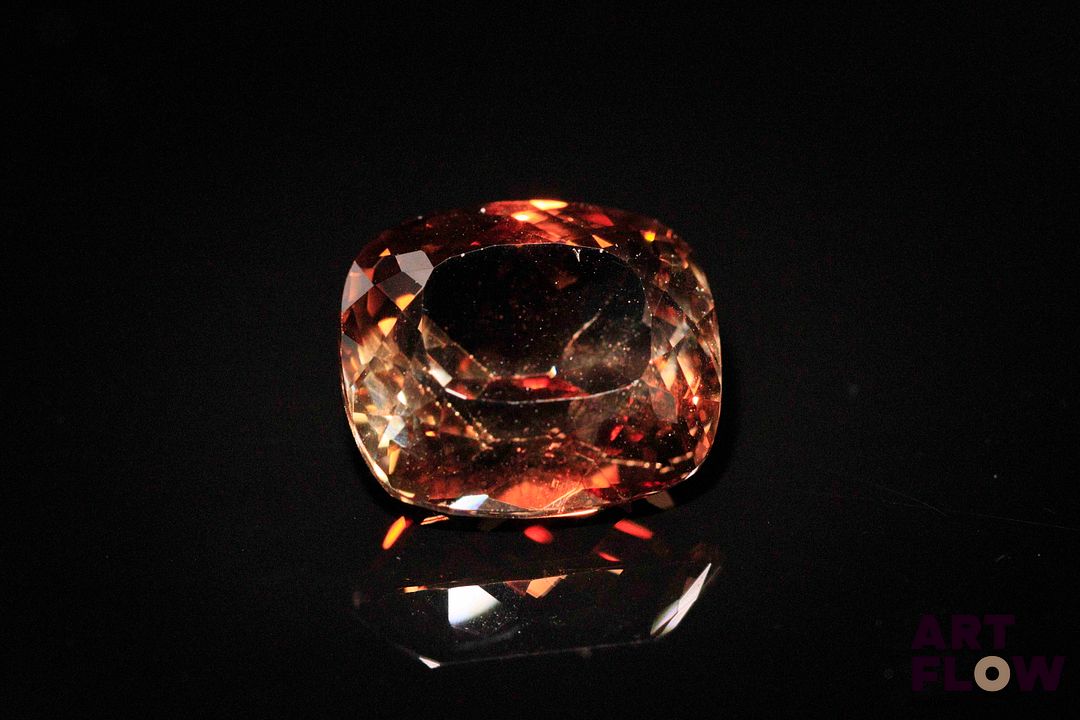 Topaze impériale coussin. Très belle couleur, beau lustre. 15.09 cts. 14.5mm x 13.0mm