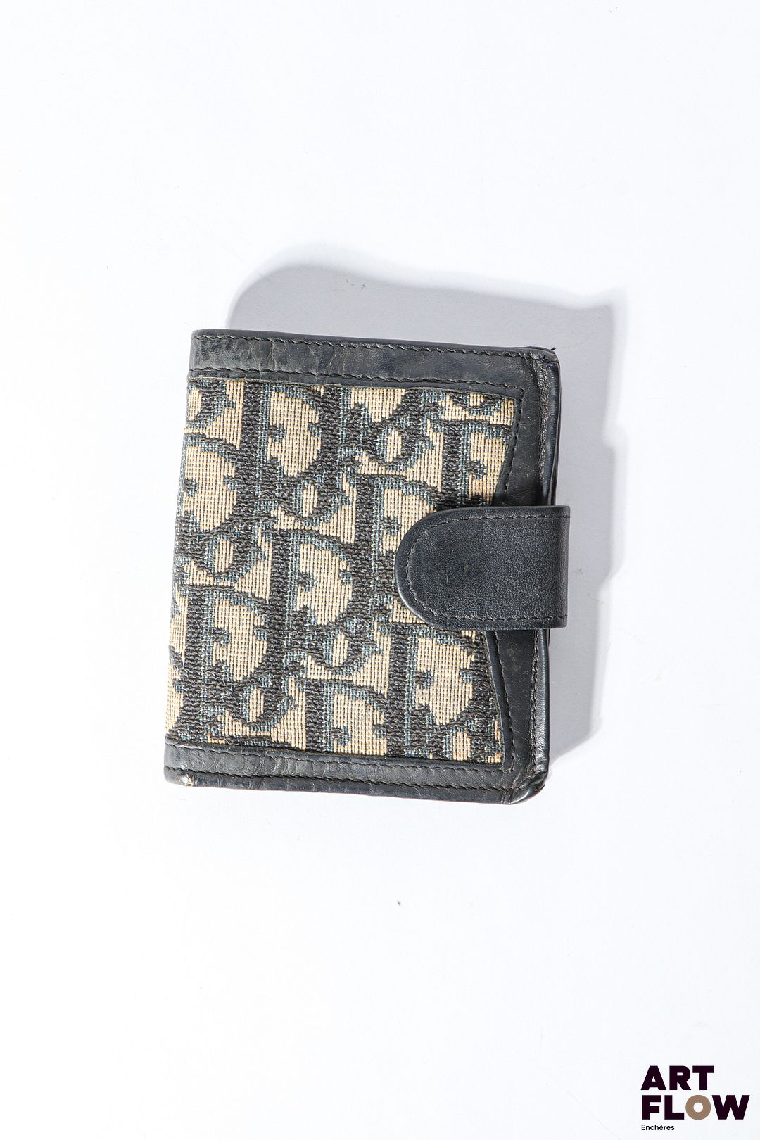 CHRISTIAN DIOR Porte feuille en tissu monogrammé et cuir noir, fermeture à pression sous rabat Dimensions : 9 x 10 cm