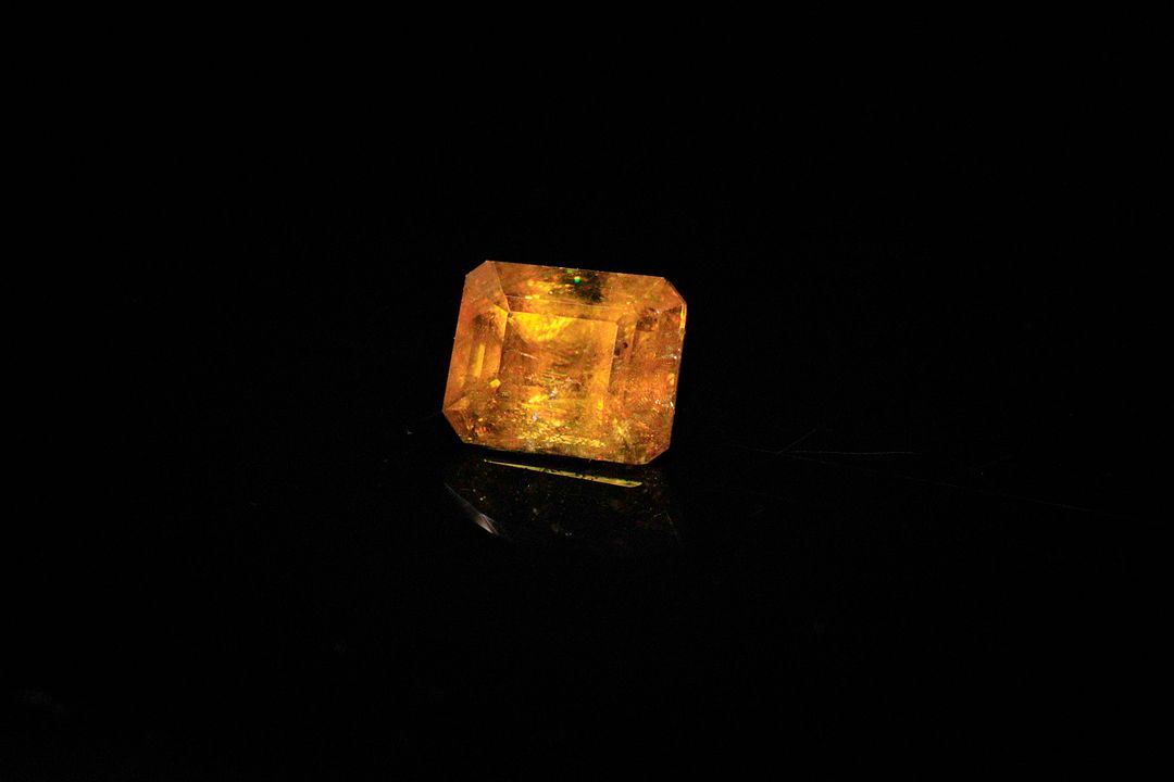 Sphène rectangulaire à pans coupés. 2.26 cts. 7.7mm x 6.3mm