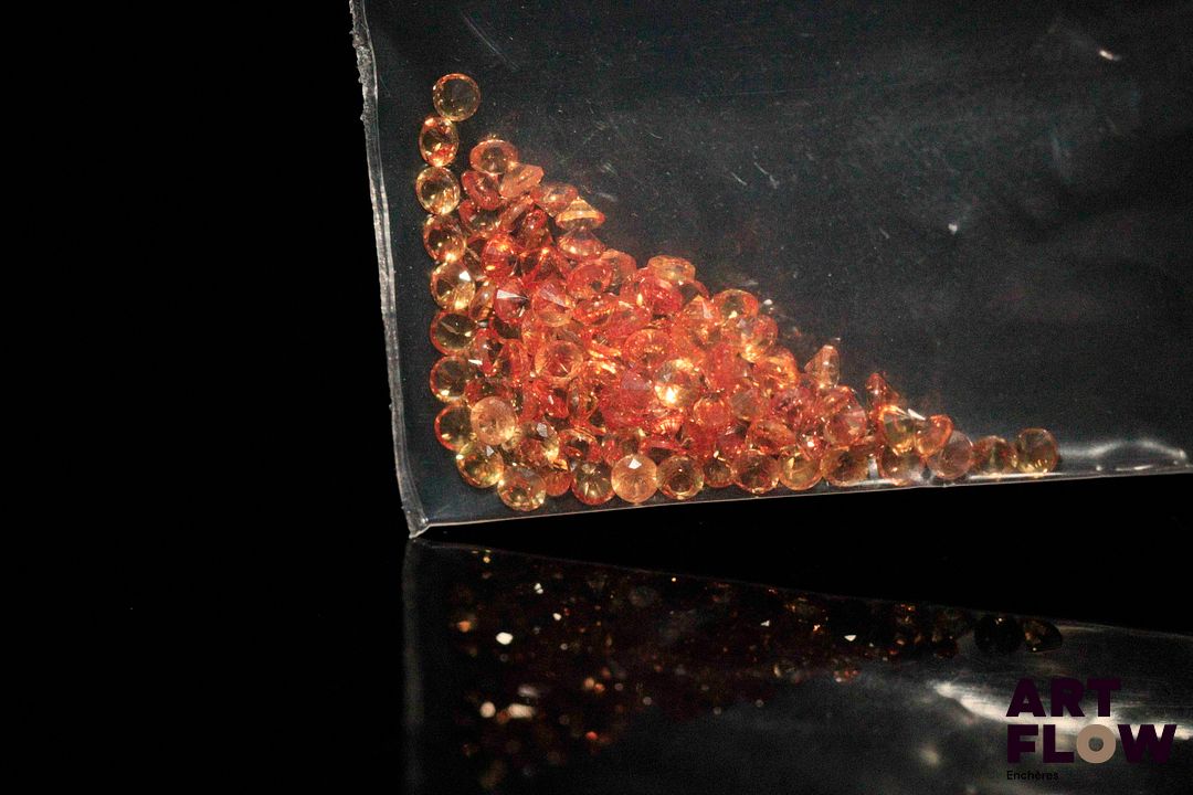 Cent dix saphirs oranges ronds. 3.21 cts. Diam. moy.: 1.7mm