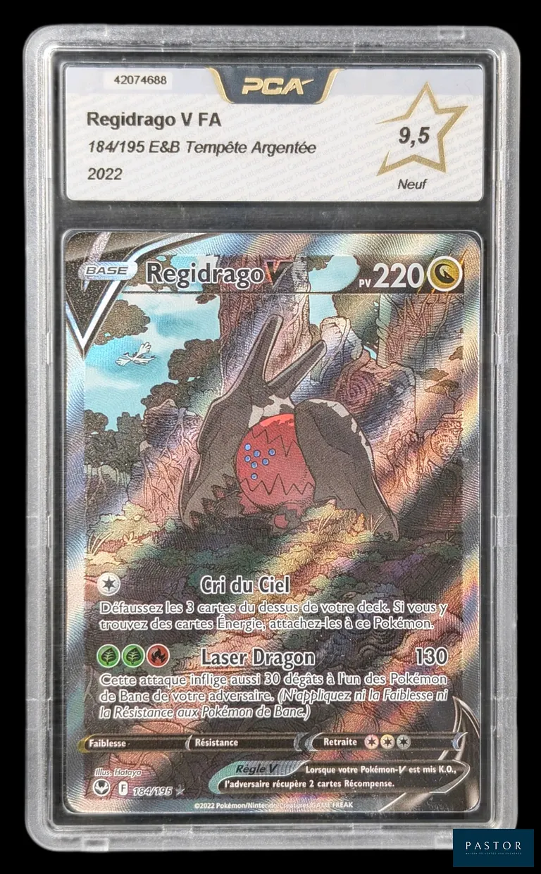 Carte Pokémon gradée Regidrago V 184/195 – Alternative – PCA 9,5.  
Série du bloc Épée & Bouclier : Tempête Argentée (EB12).
Carte en état Neuf (PCA 9,5), en français.