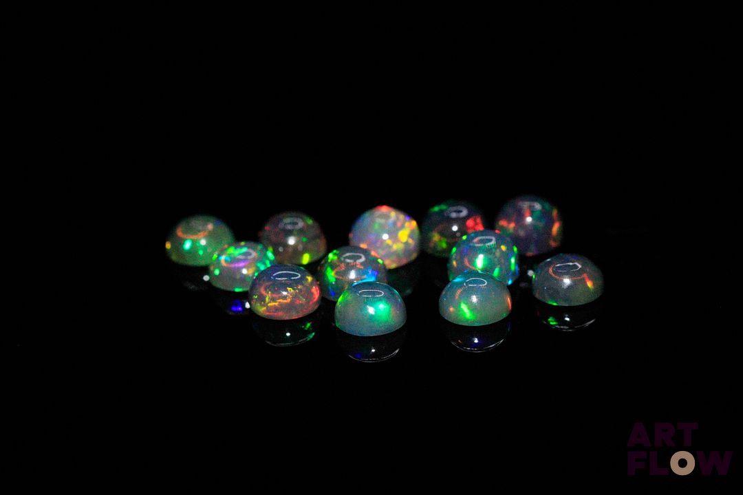Douze opales noires cabochons ronds. 4.53 cts. Diam. moy.: 5.0mm