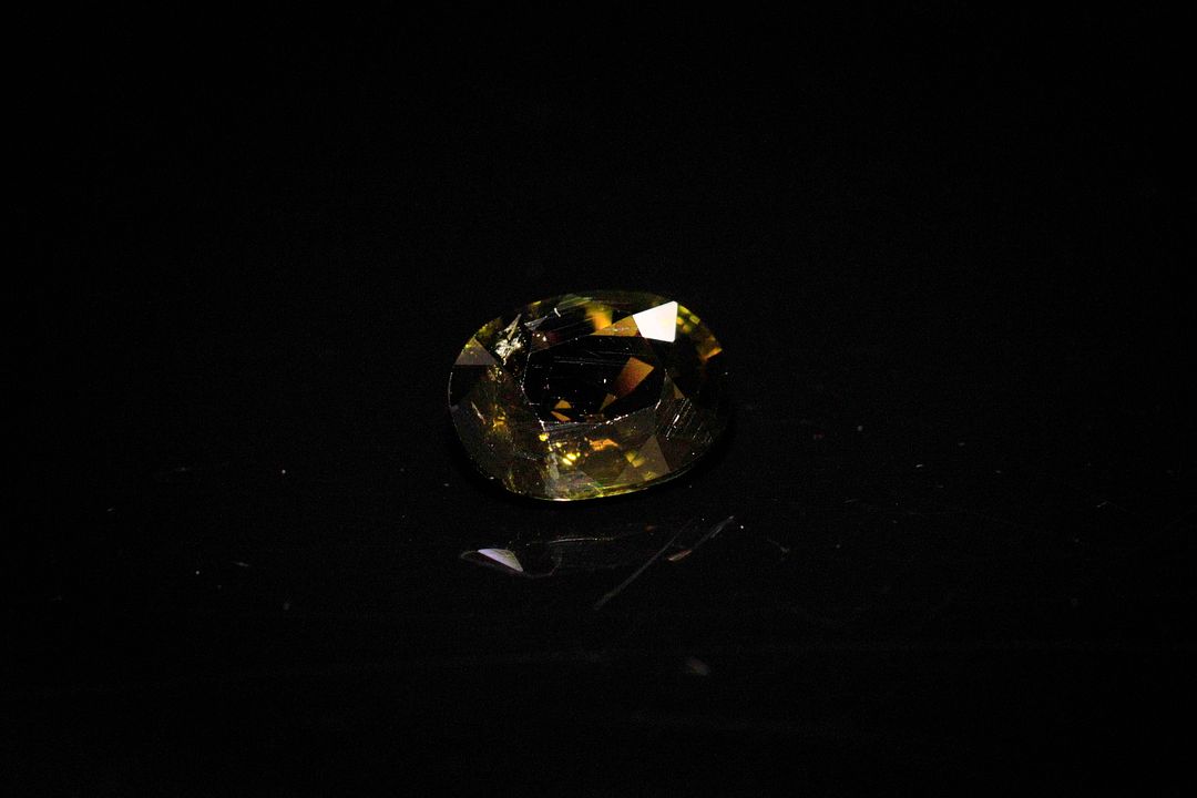 Tourmaline verte olive ovale. Belle couleur. 1.72 ct. 9.0mm x 7.0mm