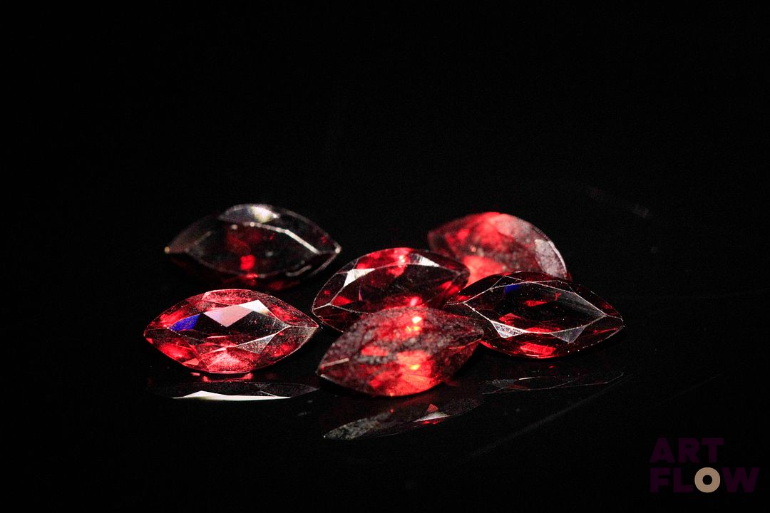 Six grenats marquises. 7.77 cts. Dims. moy.: 10.0mm x 5.0mm