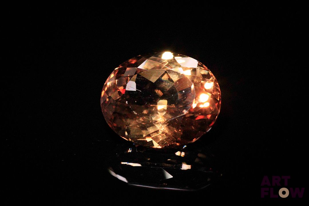 Topaze impériale ovale. Très belle couleur, beau lustre. 12.58 cts. 15.0mm x 12.0mm