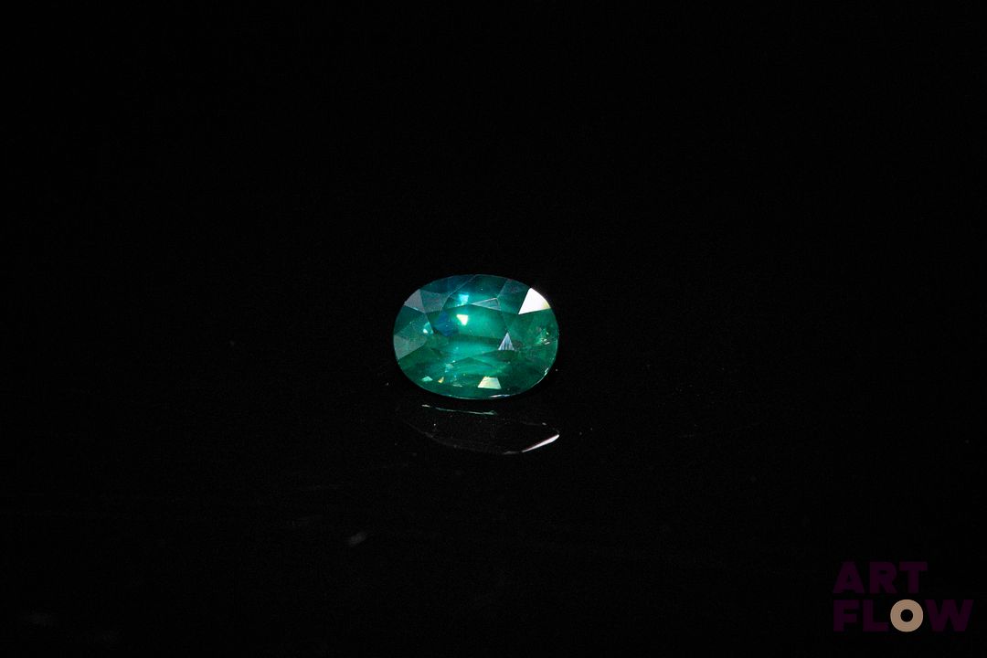 Saphir vert ovale. Probablement Madagascar, belle couleur. 1.16 ct. 7.0mm x 5.0mm