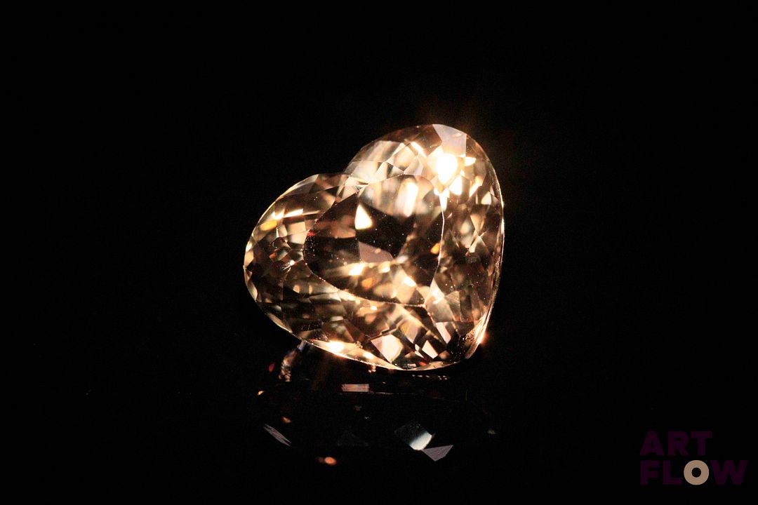 Topaze impériale coeur. Très belle couleur. 11.58 cts. 14.0mm x 13.0mm