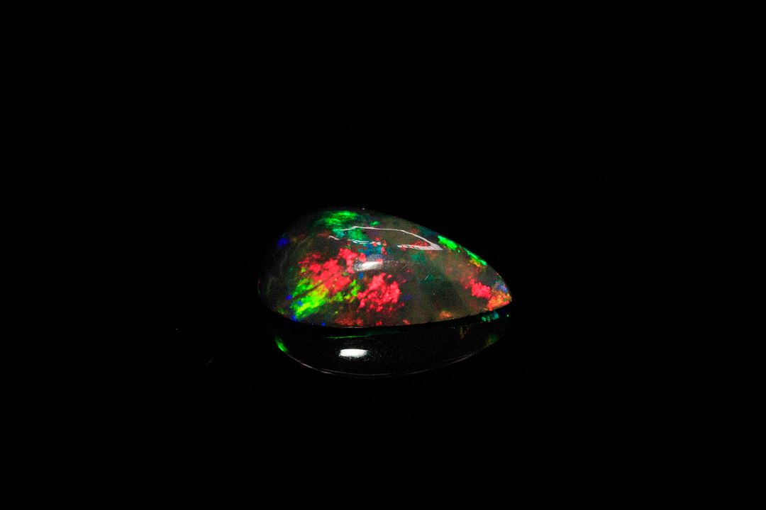 Opale noire cabochon poire. Beaux éclats de couleur. 1.92 ct. 13.0mm x 8.0mm