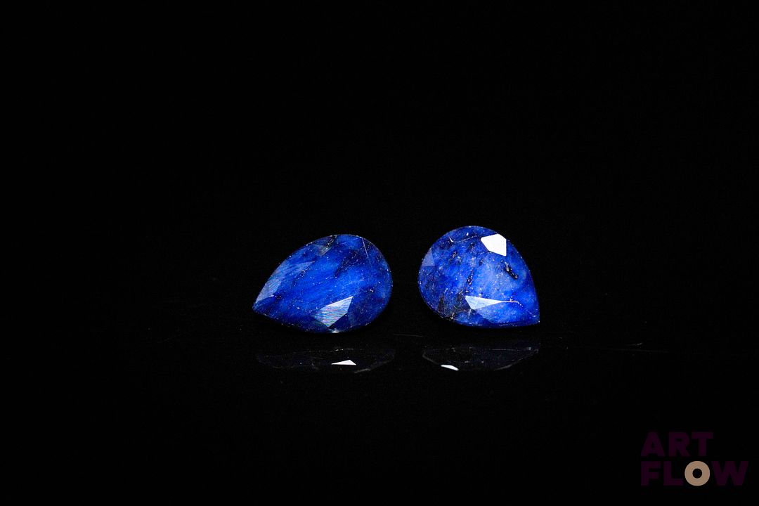 Appairage de saphirs poires. Traités. 4.19 cts. Dims. moy.: 9.5mm x 7.0mm