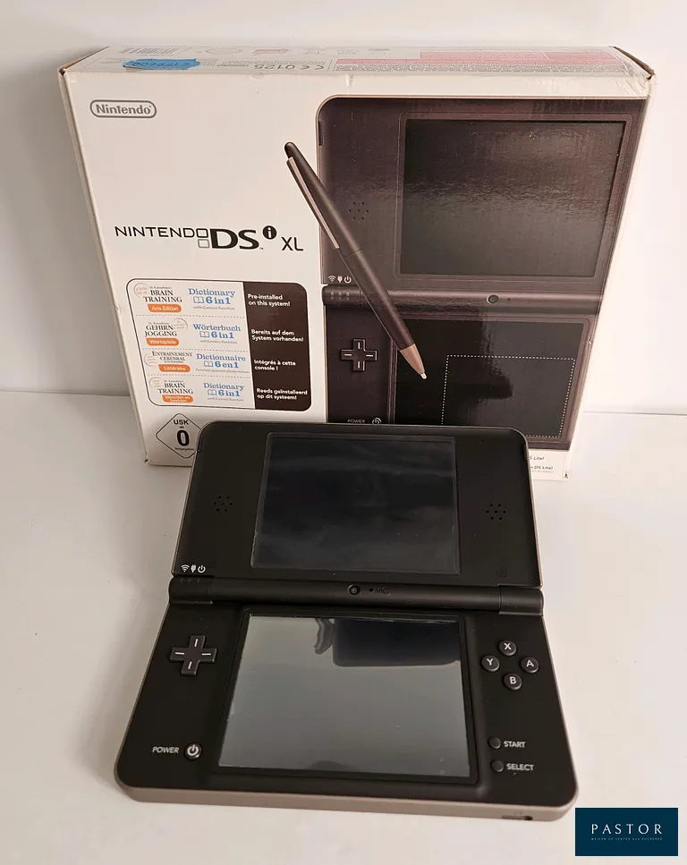 NINTENDO - DSI XL. Console DSI XL en boite avec chargeur, stylet et documents. TBE. Fonctionnelle. Couleur chocolat. On y joint une coque de protection et une housse. Pas de rayures exterieures ni sur l'écran. Etat proche du neuf.Sortie : 2010