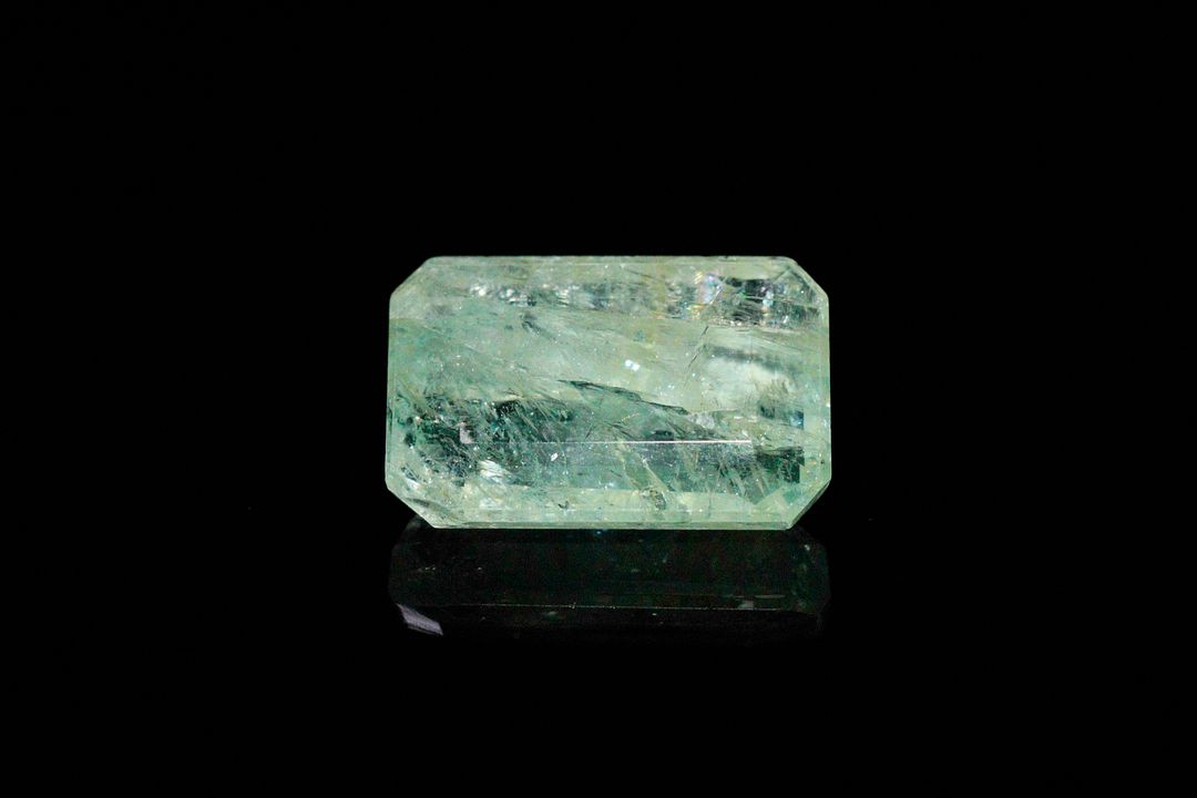 Importante émeraude rectangulaire à pans coupés. Jolie couleur, jardins. 6.56 cts. 14.5mm x 9.3mm