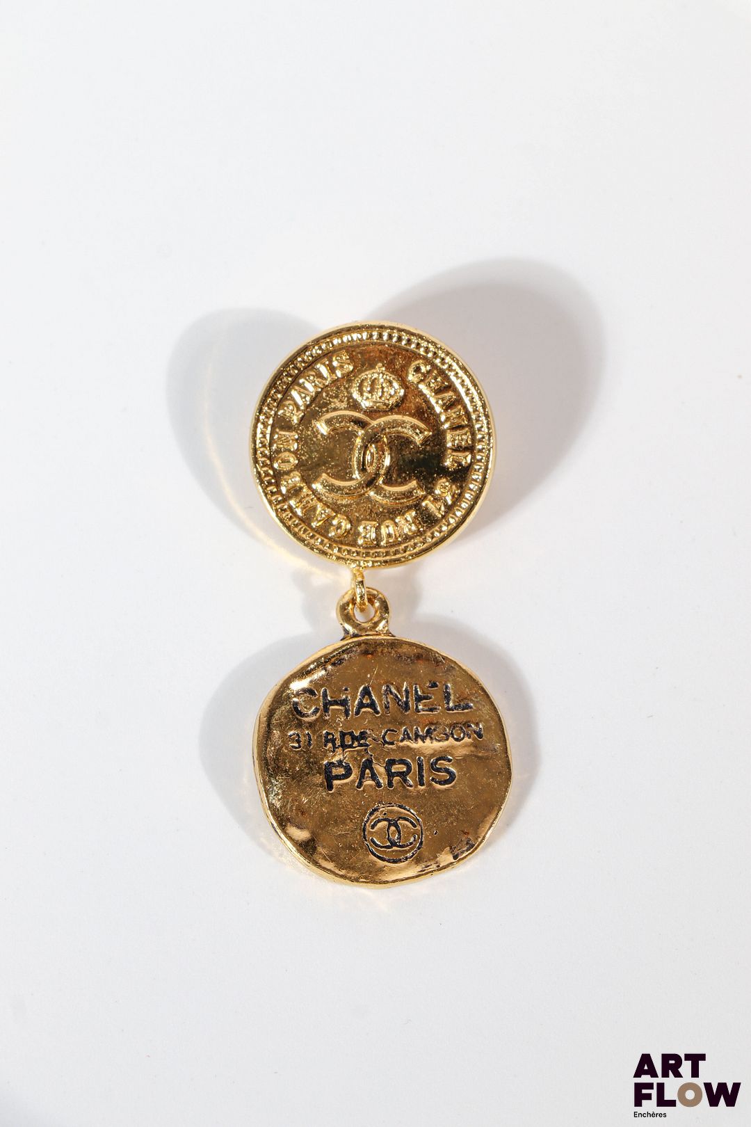 CHANEL Collection Automne/Hiver 1986-1987 Broche imitant des pièces Très bon état général