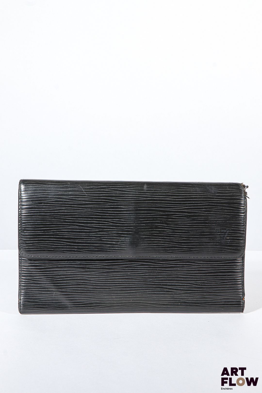 LOUIS VUITTON Porte feuille en cuir épi noir, fermeture à pression sous rabat. Dimensions : 11 x 19 cm Usures