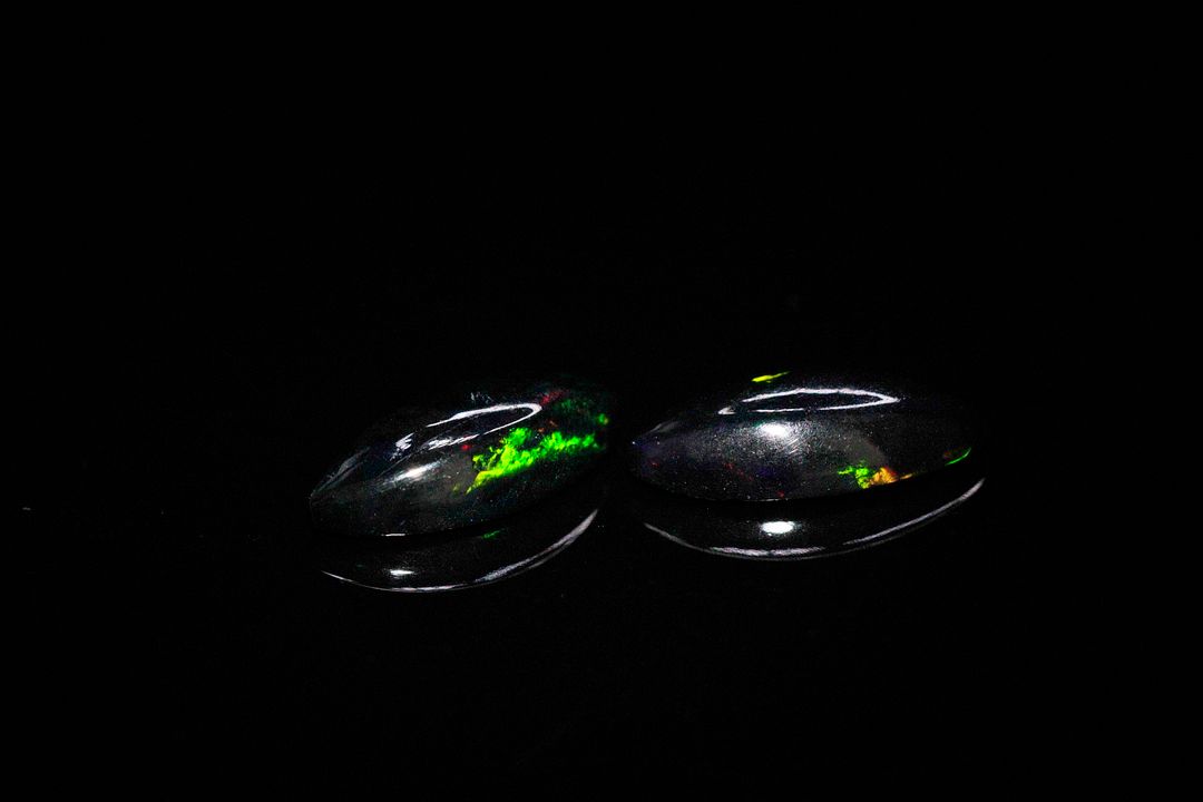 Appairage d&rsquo;opales noires cabochons marquises. 2.10 cts. Dims. moy.: 12.0mm x 6.0mm