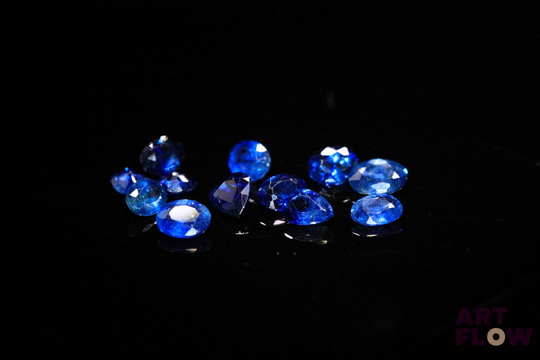 Douze saphirs ovales. 3.06 cts. Dims. moy.: 4.25mm x 3.75mm