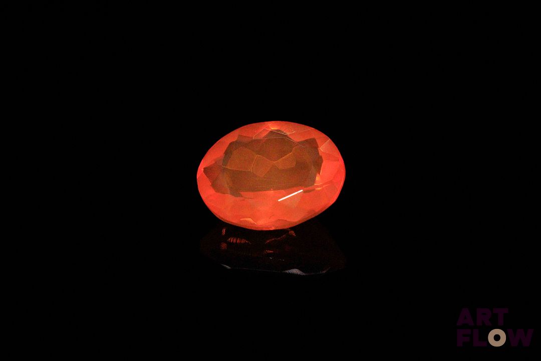 Opale de feu ovale. Belle couleur. 2.55 cts. 11.6mm x 9.0mm