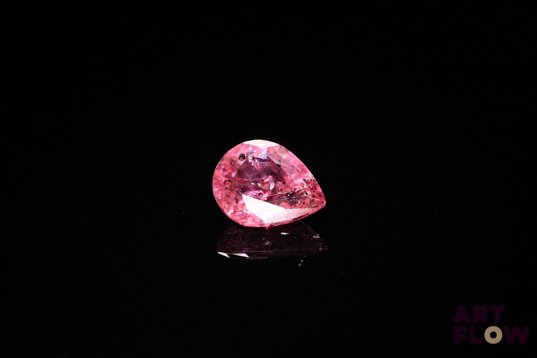 Saphir rose poire. Probablement Madagascar, inclusions. 1.83 ct. 8.5mm x 6.7mm