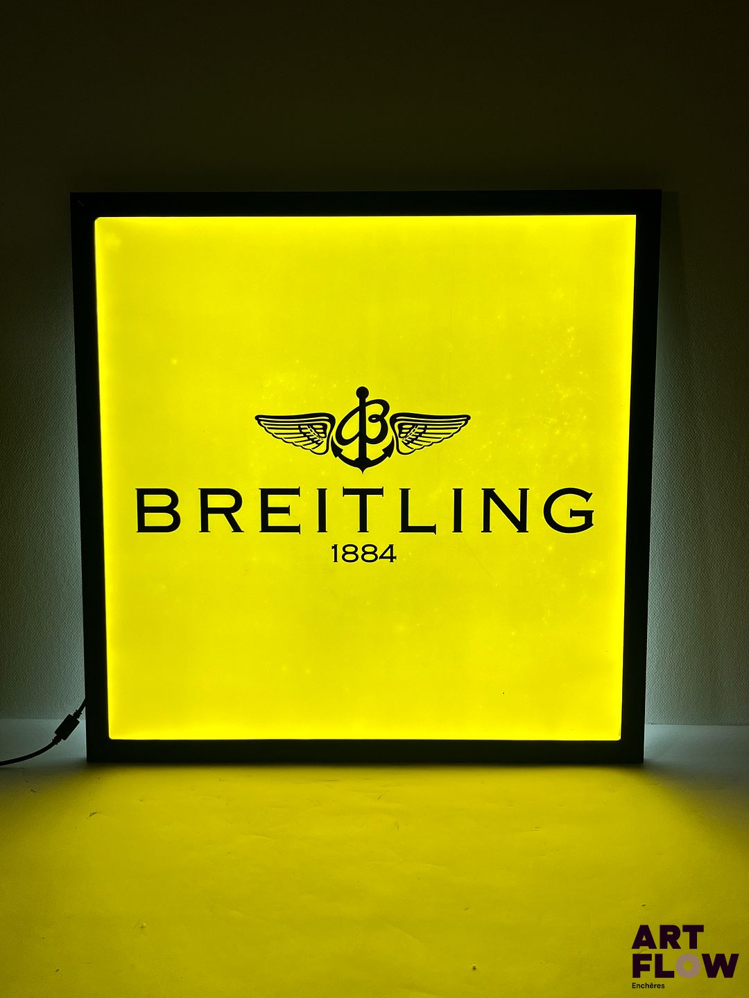 Enseigne lumineuse publicitaire Breitling. Dimensions : 60 x 60 cm Fonctionnelle - État général excellent. Fourni avec son alimentation murale.
