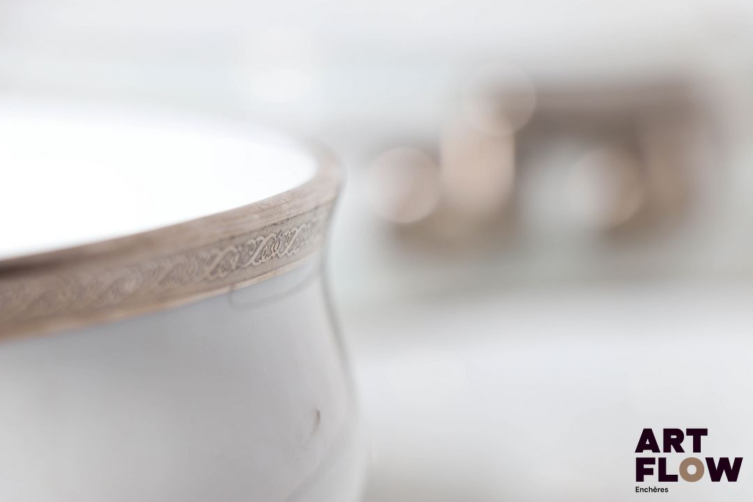 Limoges, Cambet a Lyon Service en porcelaine a liseré platine comprenant : - 12 assiettes à dessert - 12 assiettes creuses - 24 assiettes plates - Un ravier - Un légumier - Une soupière - Une saucière - Deux plates de service